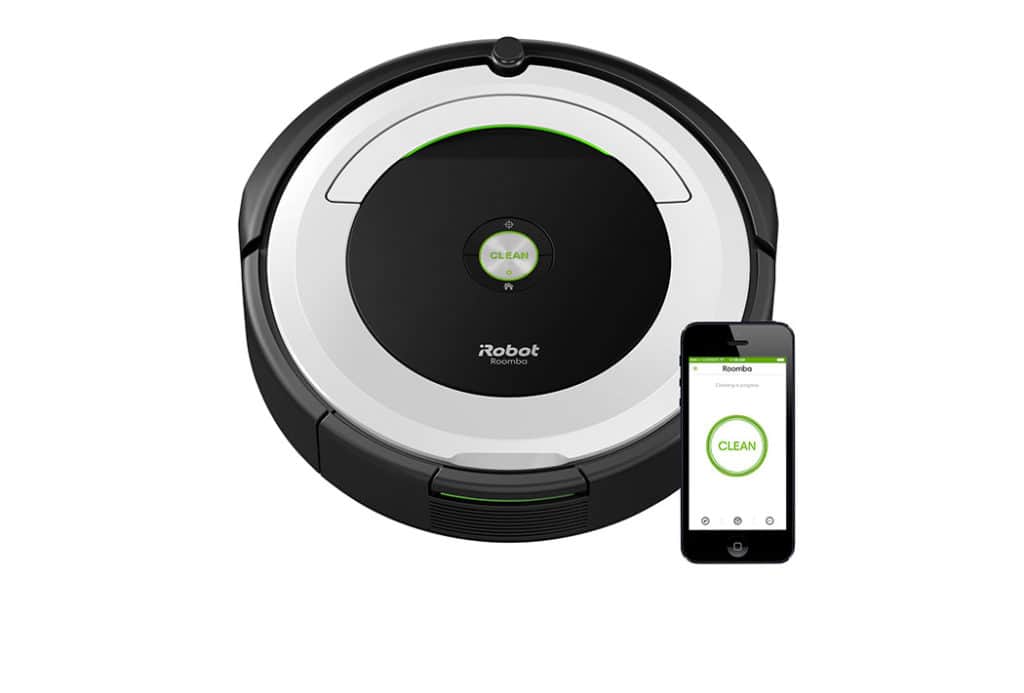 Irobot Roomba 695 à coté d'un smartphone