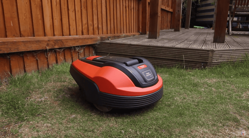 Flymo1200R dans un jardin