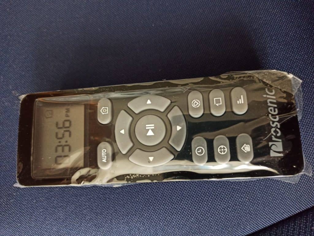  Une télécommande noire du Proscenic 850T encore emballé avec du plastique. 