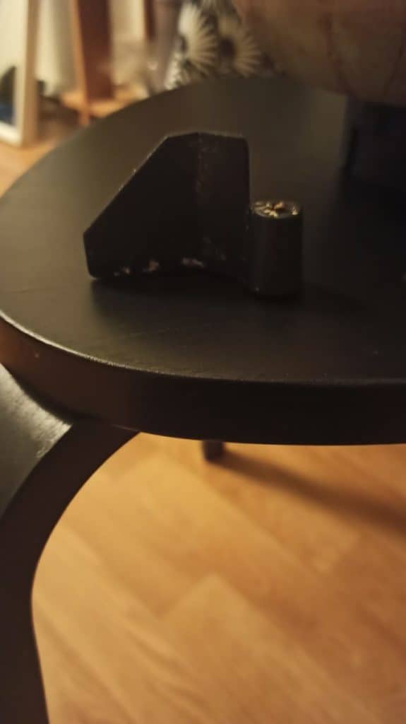 Une table basse noire avec une pale sale d'une machine à pain