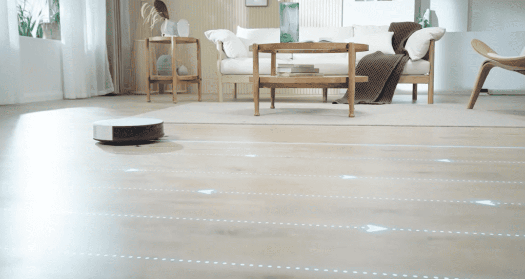 Un robot au sol dans un salon.